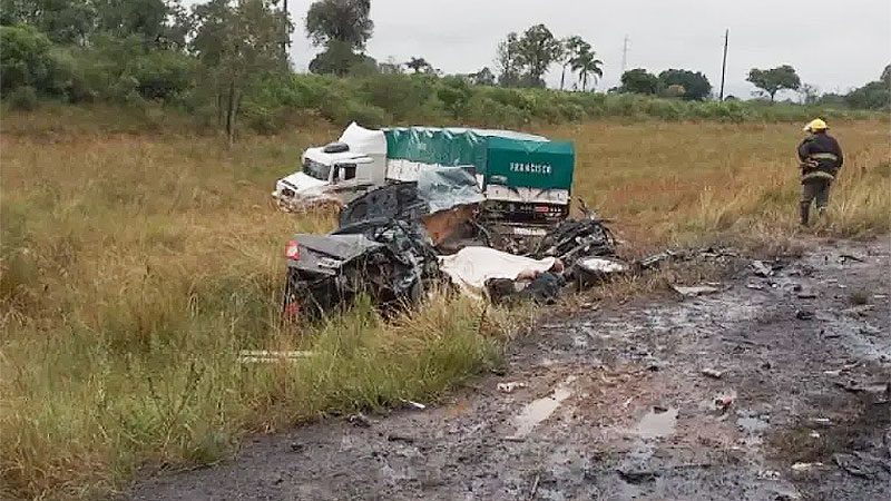 Tres personas murieron en un impresionante choque frontal entre auto y camión en la Ruta 14
