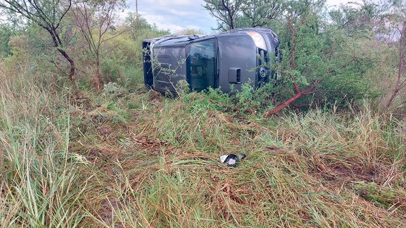 Dos policías que “hacían dedo” fueron hospitalizados tras vuelco en Ruta 12