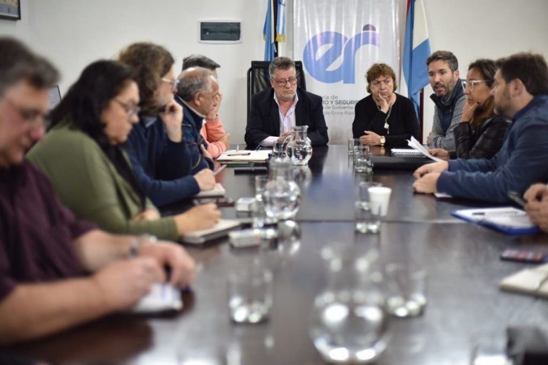 Provincia convocó a los gremios estatales y docentes para reabrir paritarias