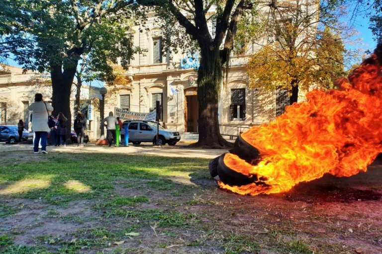 Protesta con quema de neumáticos frente a un municipio de la costa del Uruguay