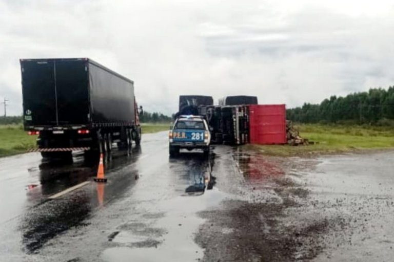 Autovía 14: Un camión que transportaba frutas y verduras volcó su acoplado en ingreso a Colonia Racedo