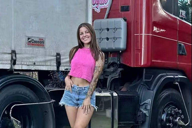 La camionera entrerriana que mantiene la tradición familiar por el oficio y es furor en redes sociales