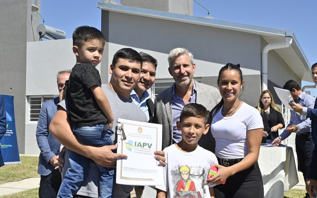 El gobernador entregó 42 viviendas en Rosario del Tala y llamó a “profundizar las coincidencias”