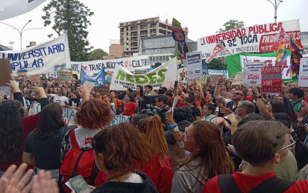 Con una multitudinaria convocatoria, se replicó en Paraná la Marcha Federal Universitaria