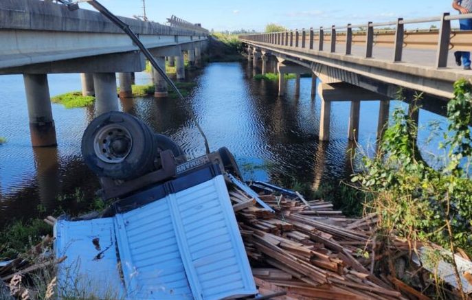 Autovía 14: acoplado cargado con madera se desprendió del camión y cayó desde un puente cerca de Mocoretá
