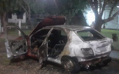 Un auto se incendió cuando estaba estacionado frente a un taller mecánico en Chajarí