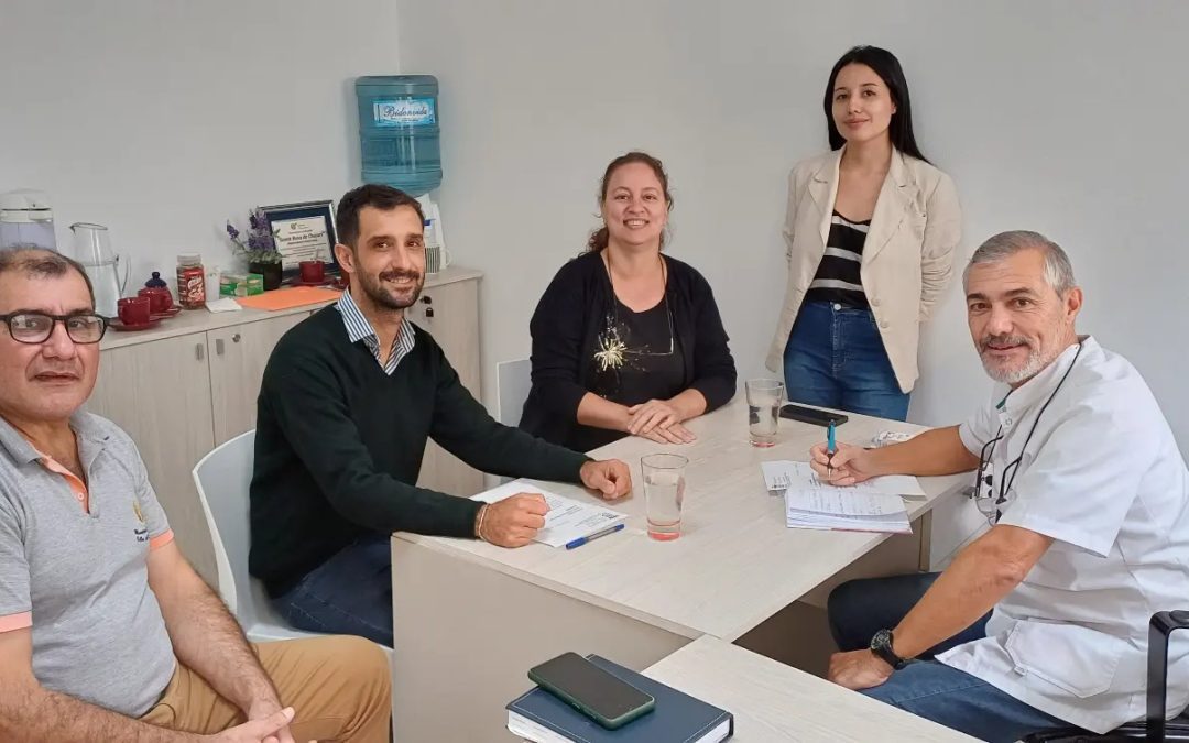 Vanina Perini y miembros de su equipo se reunieron nuevamente con el director del Hospital Santa Rosa
