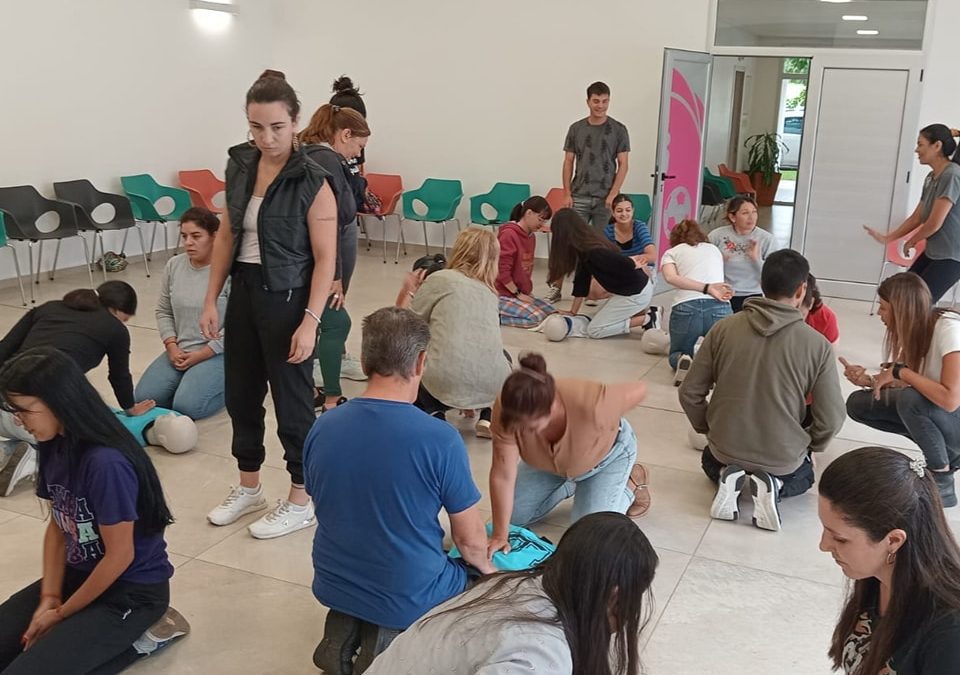 Con importante participación, se realizó una capacitación en RCP y Primeros Auxilios en Santa Ana