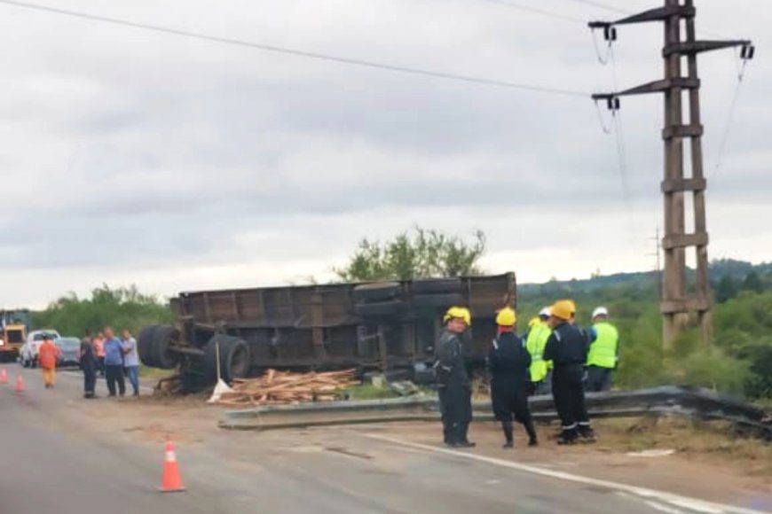 El vuelco de un camión dificultó el tránsito en un sector de la autovía 14