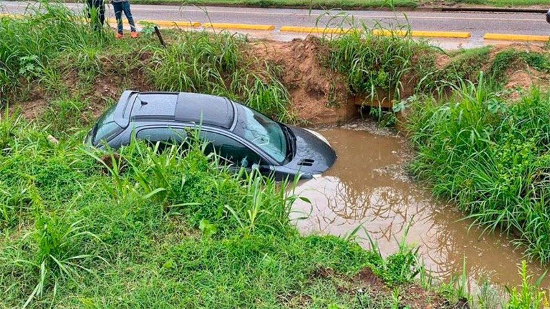Un automóvil despistó en una avenida y cayó en profunda zanja