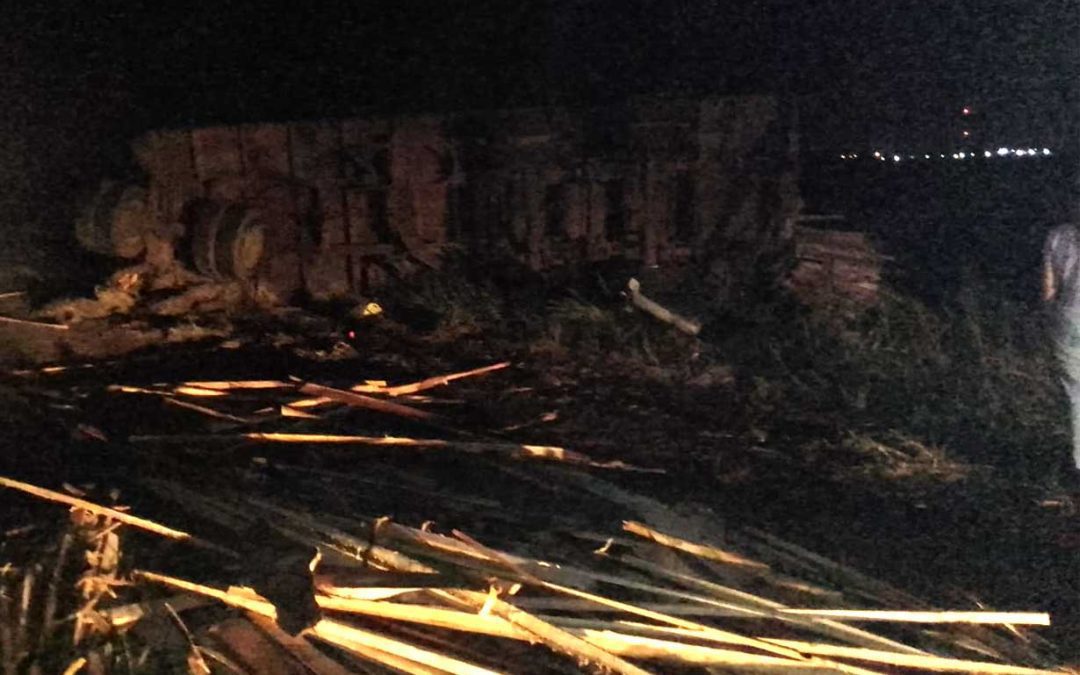 Volcaron dos camiones en Ruta 14: uno cargado con madera y el otro con combustible