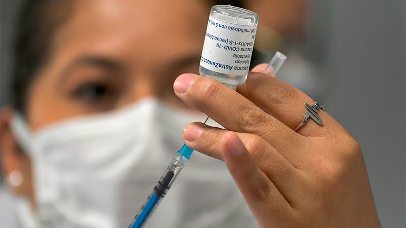 AstraZeneca admitió que su vacuna contra el Covid puede causar “efectos secundarios inusuales”