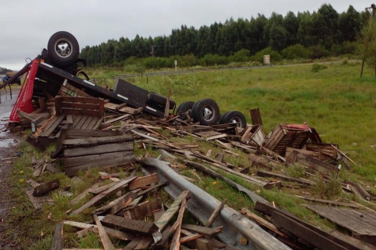 Un camión conducido por un chajariense volcó su acoplado en la autovía 14