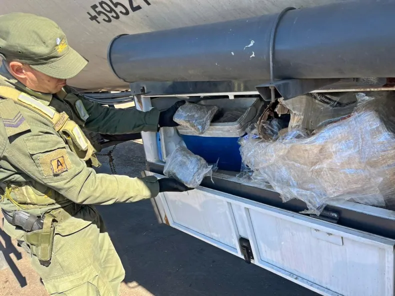 Peaje Piedritas-Autovía 14: Secuestraron dos camiones cisterna de bandera extranjera que ocultaban casi 46 kilos de marihuana