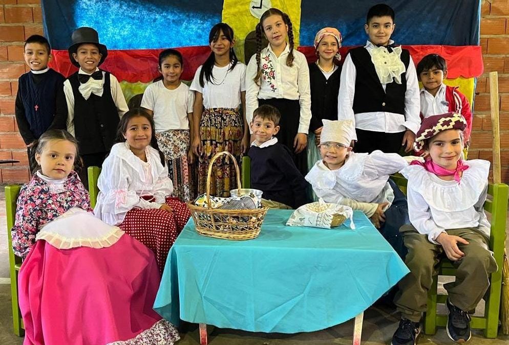En escuelas rurales de Villa del Rosario celebraron el 214° Aniversario de la Revolución de Mayo