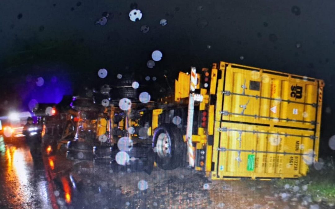 Autovía 14: Un camión cargado con maderas despistó y volcó cerca de Chajarí