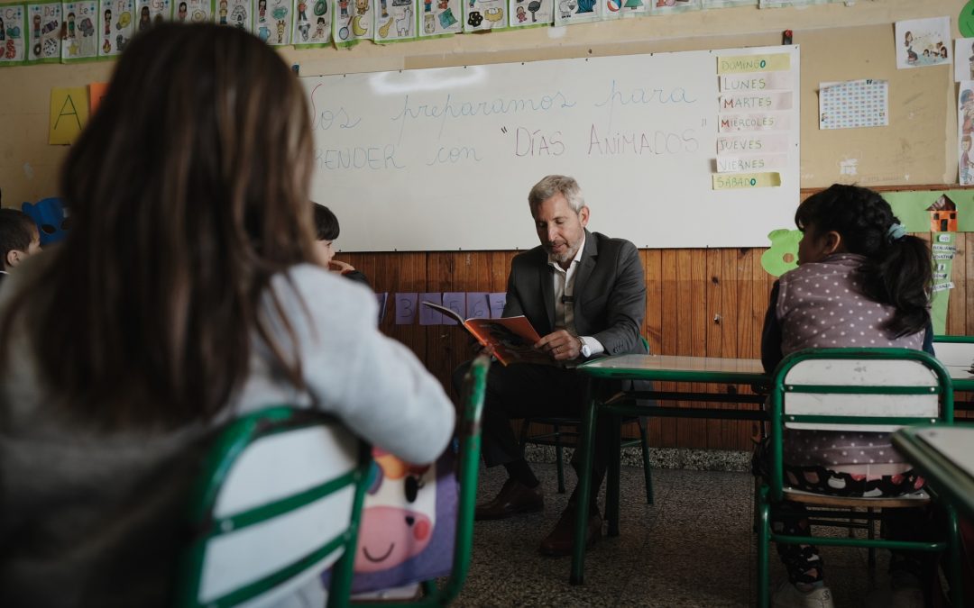 Frigerio inició la entrega de libros del Plan Provincial de Alfabetización en Paraná
