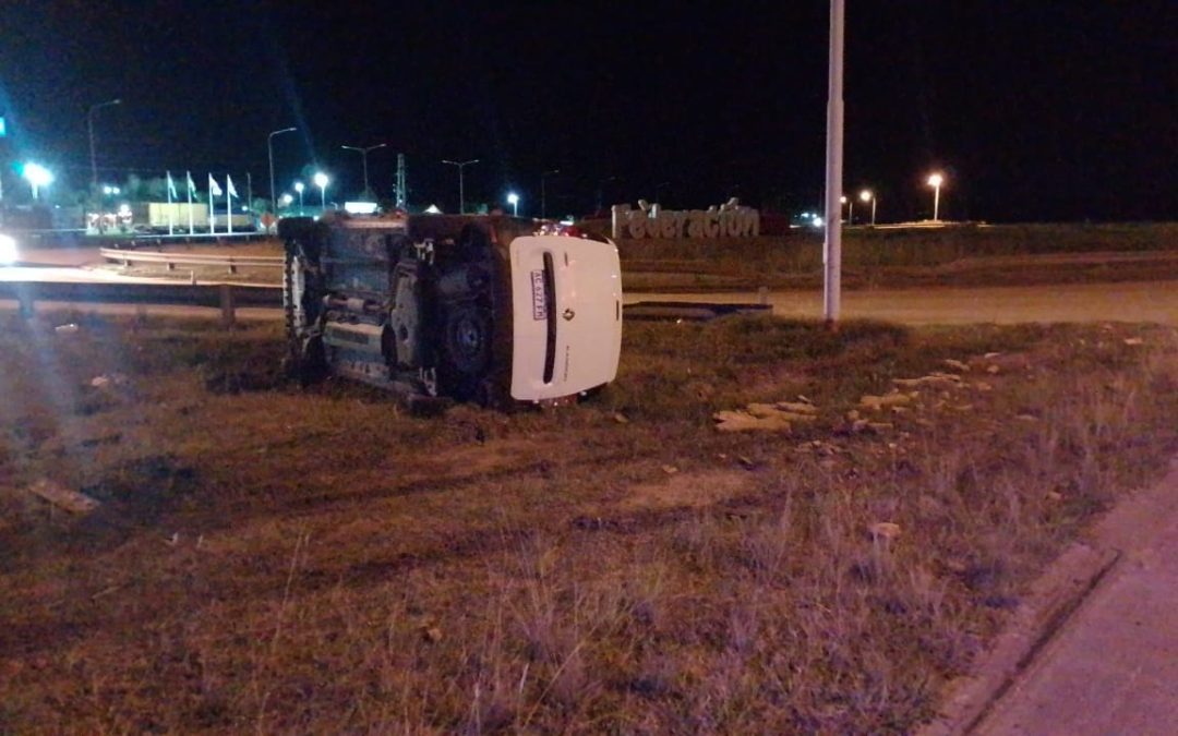 Autovía 14: Un vehículo ocupado por cuatro personas volcó en la rotonda de acceso a Federación