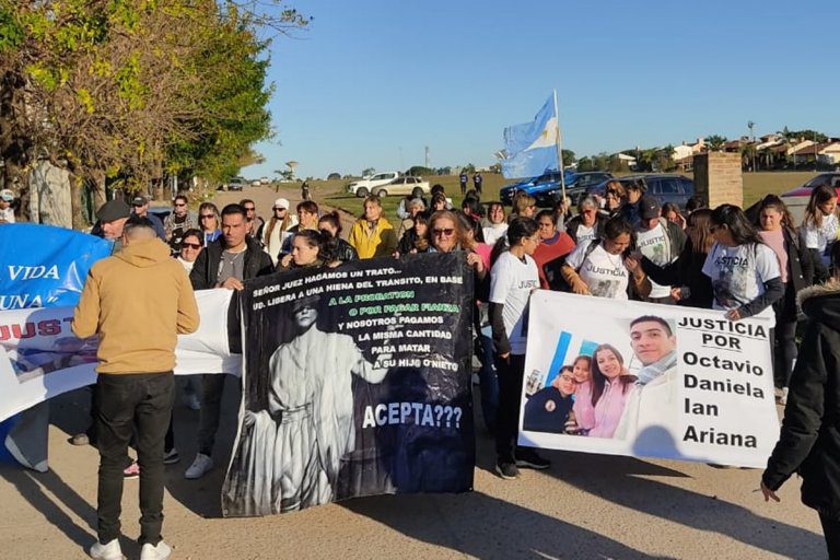 Se realizó la segunda marcha por accidente fatal en Federación: Familiares y amigos de las víctimas volvieron a ser recibidos por la fiscal
