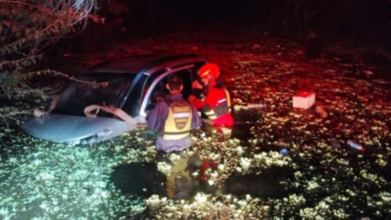 La crecida les jugó una mala pasada: Rescataron a dos mujeres que quedaron atrapadas en su auto en el agua