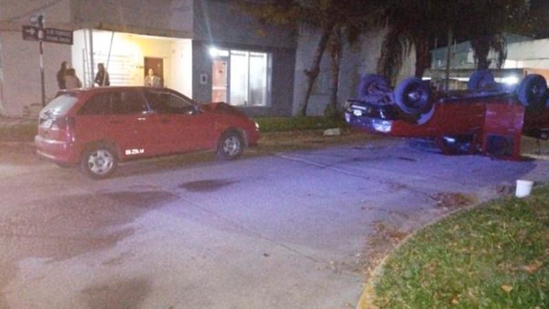 Una camioneta volcó tras chocar contra un auto en Chajarí