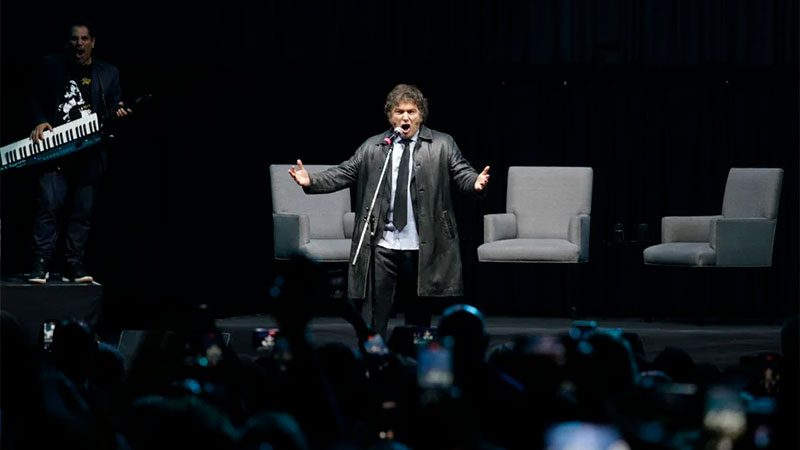 Milei presentó su libro y brindó un show musical en el Luna Park