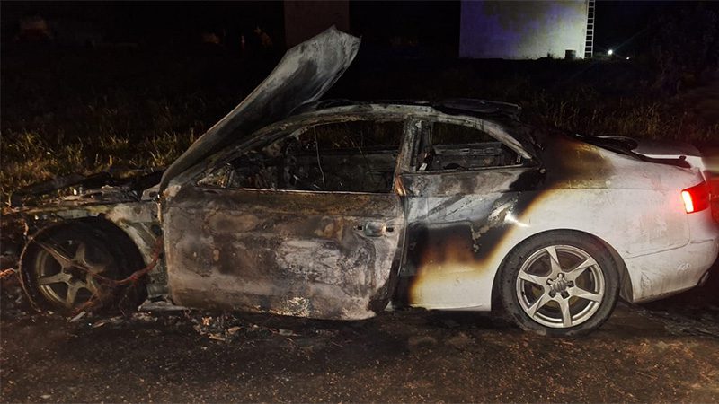 Circulaba por la ruta y el Audi se le prendió fuego