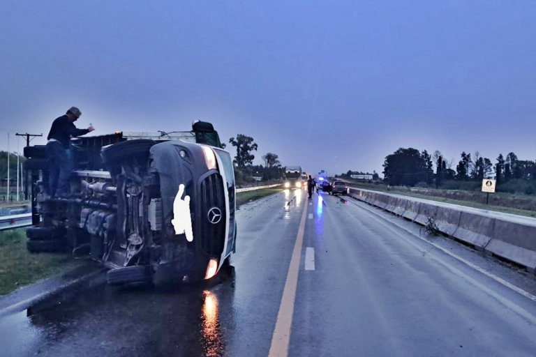 Ruta 18: Un auto se descontroló por un «espejo» de agua y chocó a un camión