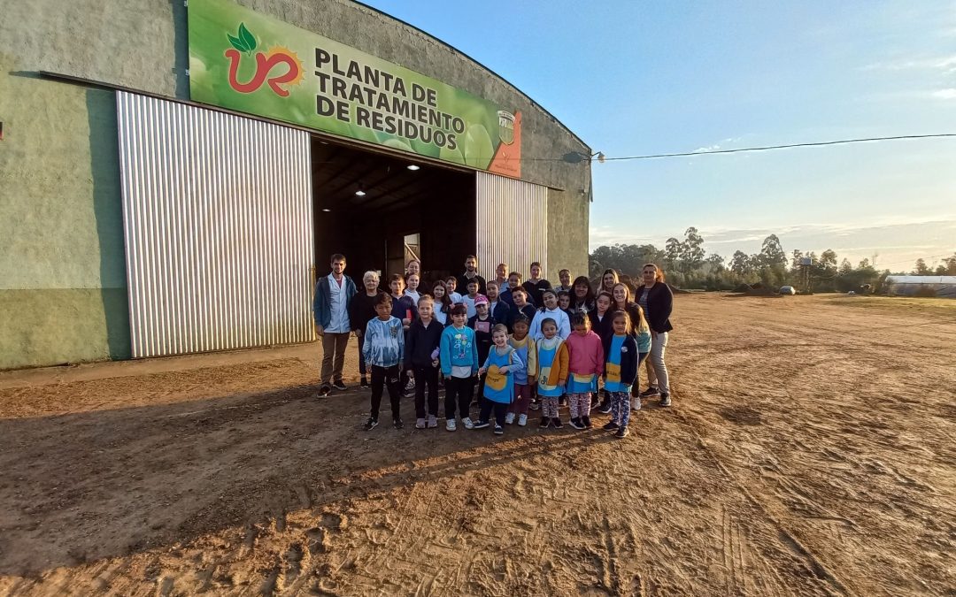 Alumnos y docentes de escuela rural visitaron la planta de tratamiento de residuos de Villa del Rosario