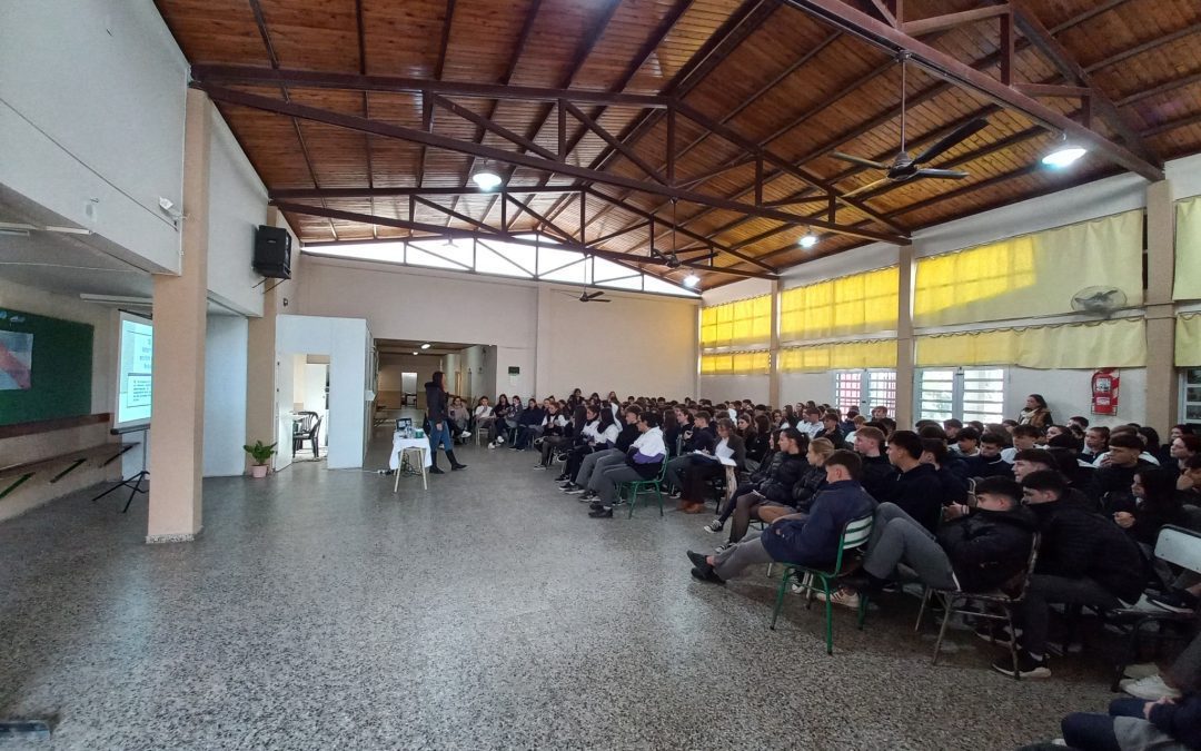 Brindaron charla-taller sobre adicciones a estudiantes secundarios de Villa del Rosario