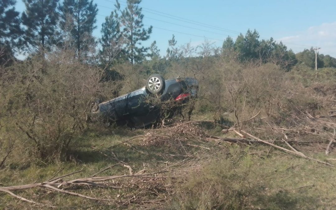 Ruta 1: Un auto volcó en el ingreso a Colonia Santa Juana
