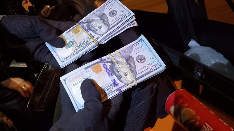 Viajaba en colectivo con 14.500 dólares y se los incautaron: Ocurrió cerca de Juan Pujol