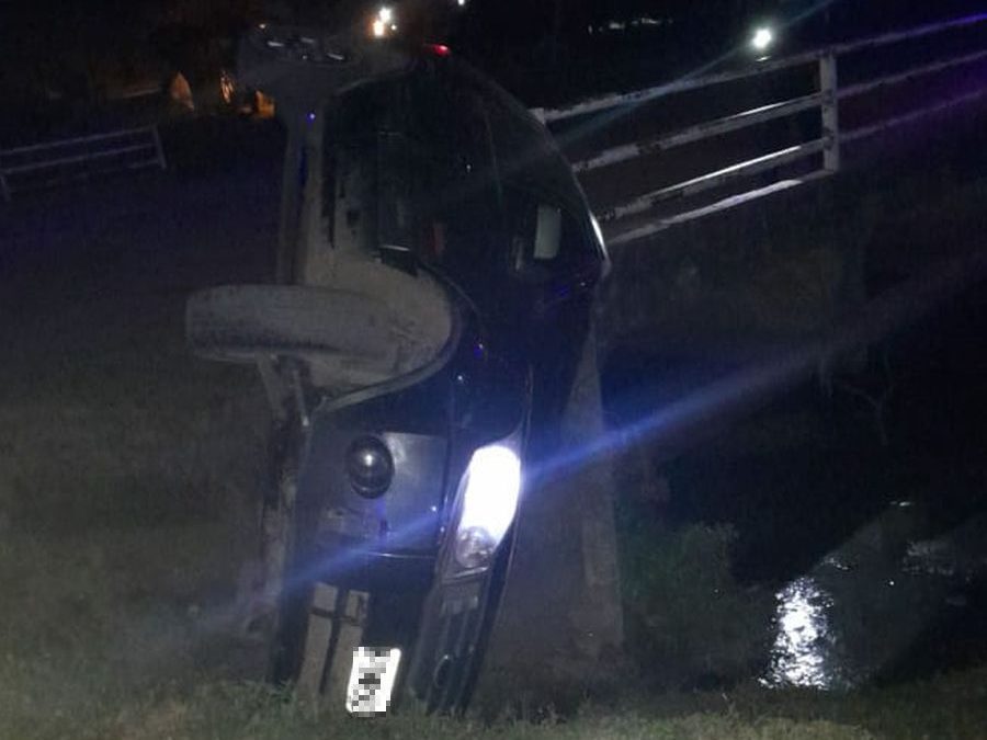 Feliciano: una camioneta volcó y quedó a pocos metros de un arroyo