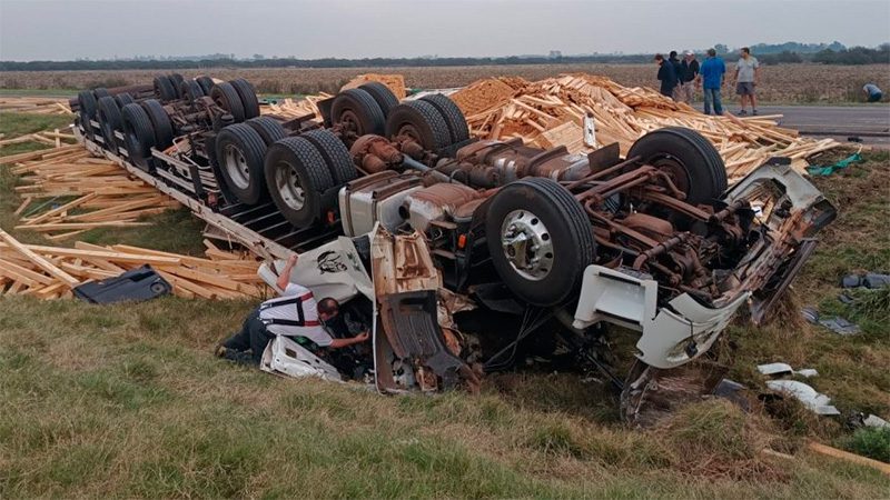 Hospitalizaron a un camionero que sufrió un vuelco en la ruta nacional 14