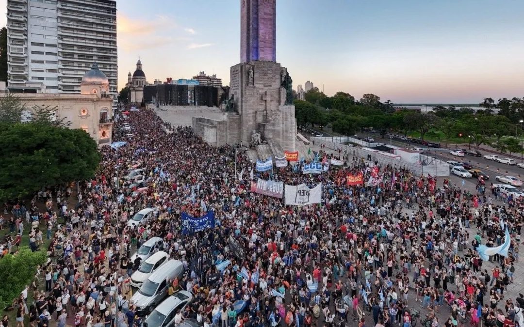 El Senado debate la Ley Bases con movilización frente al Congreso y en el país