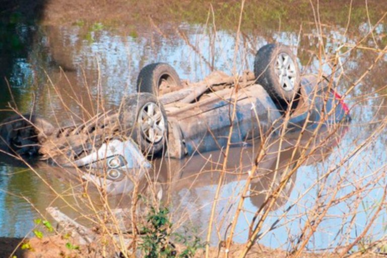 Un hombre perdió la vida al caer con su camioneta desde un puente en una ruta provincial