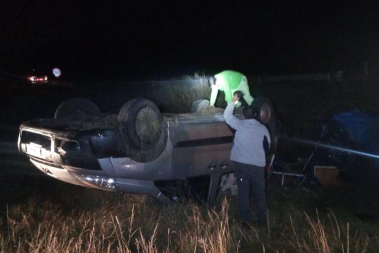 Autovía 14: Una camioneta despistó y terminó con sus ruedas hacia arriba