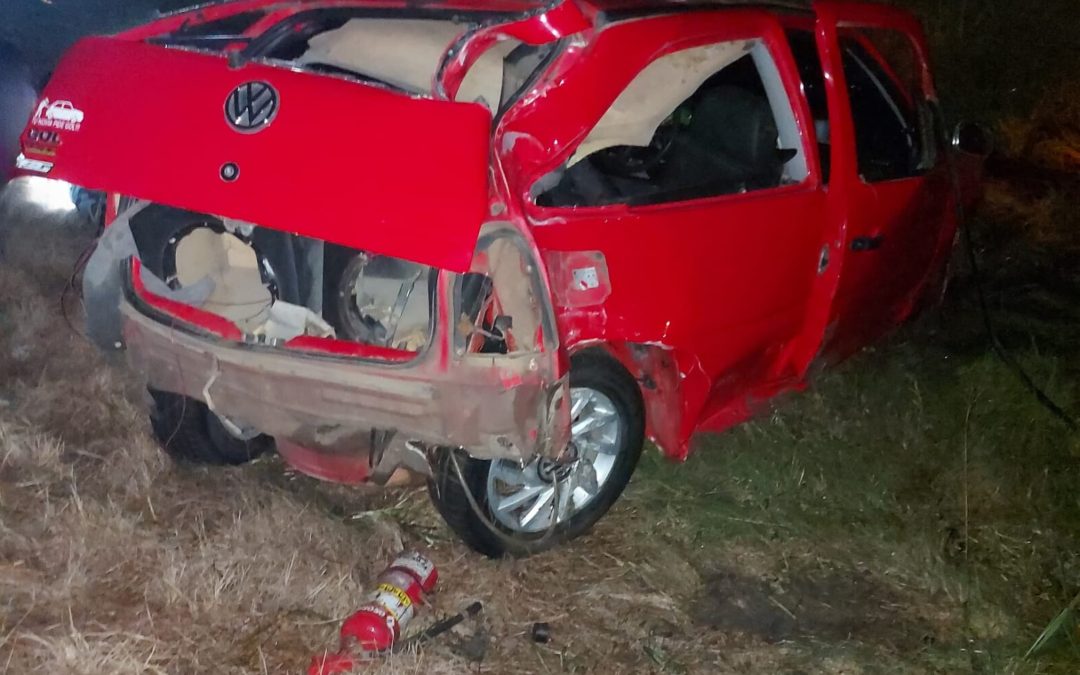 Auto que se dirigía a Villa del Rosario volcó en Ruta 2: dos jóvenes sufrieron graves lesiones