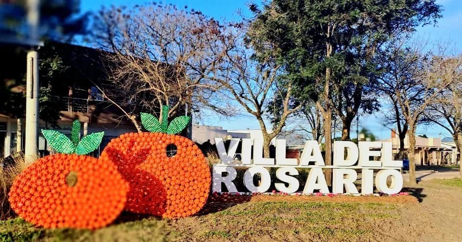 Mandarinas creadas con botellas y tapitas recicladas acompañan las nuevas letras corpóreas en acceso a la localidad