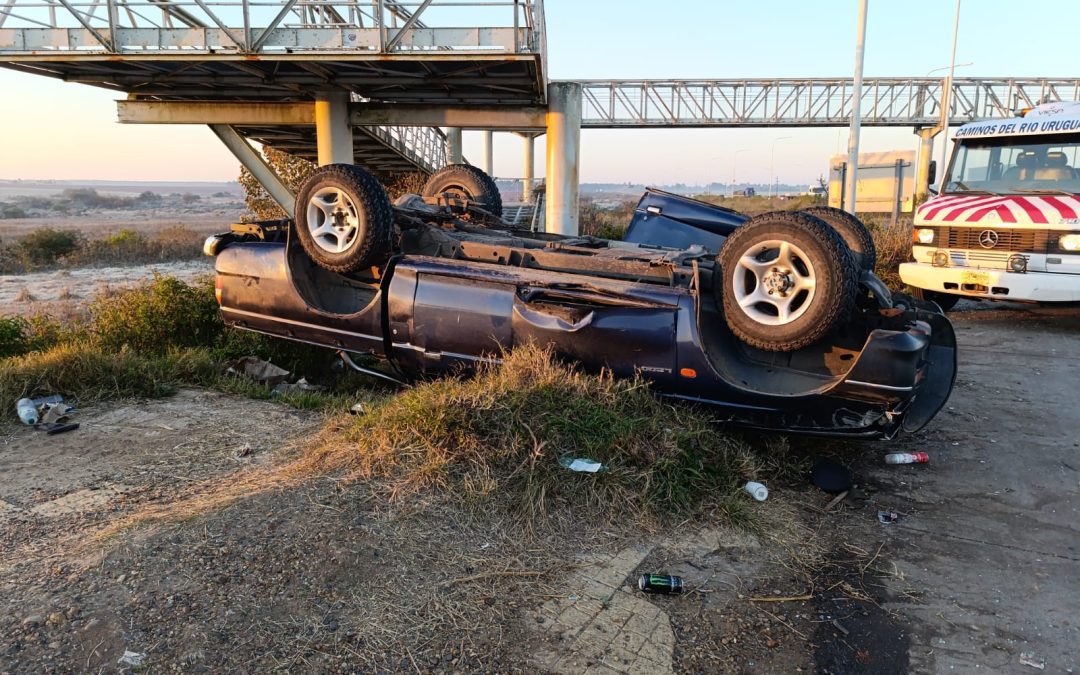 Autovía 14: Una camioneta volcó a metros de la rotonda de Federación y una mujer sufrió grave lesión