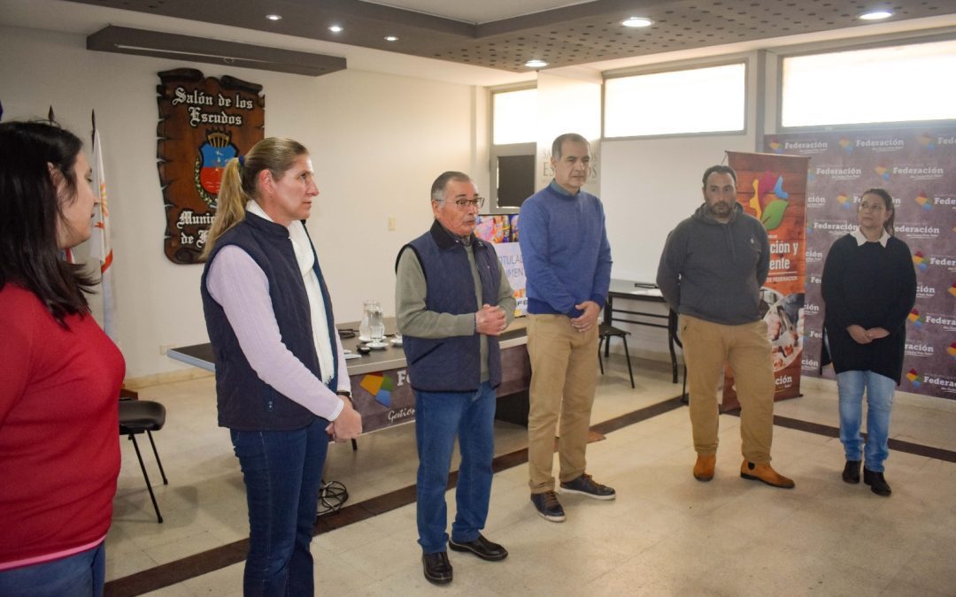 Capacitan a emprendedores de Federación en rotulado frontal de productos