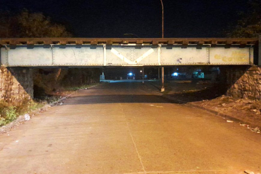 Tiene 11 años, iba en la caja de una camioneta y se fracturó el cráneo al cruzar por debajo de un puente ferroviario