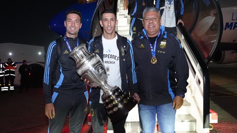 Recibidos por miles de hinchas, los bicampeones de América llegaron a Argentina