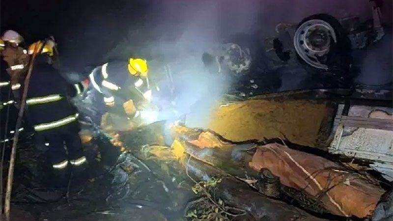 Conductor de un camión murió atrapado en vuelco e incendio sobre Ruta 14