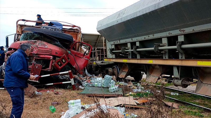 Violento choque de un camión contra un tren de cargas en Concordia