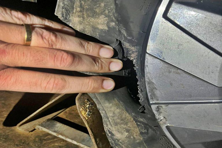 Otro conductor rompió sus ruedas en los pozos de la autovía de la Ruta Nacional 18