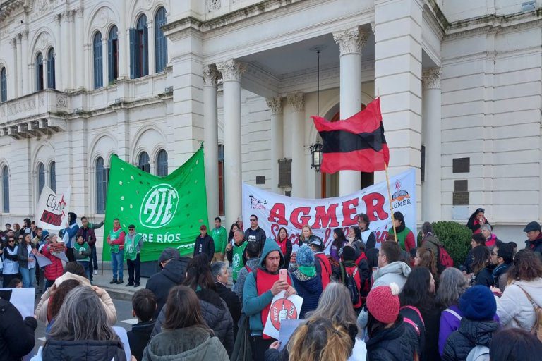 Estatales y docentes entrerrianos se movilizaron con fuertes críticas a la decisión de descontar el día de paro