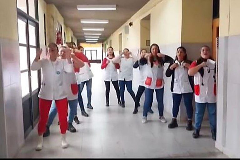 Docentes de la zona recurrieron al humor para reclamar por los salarios del sector: video