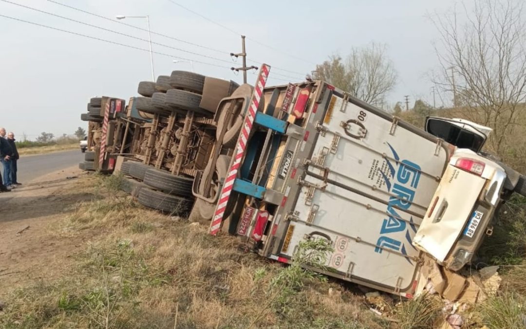 Milagro en la rotonda de Chajarí: Un camión volcó sobre una camioneta estacionada y cuatro personas resultaron heridas