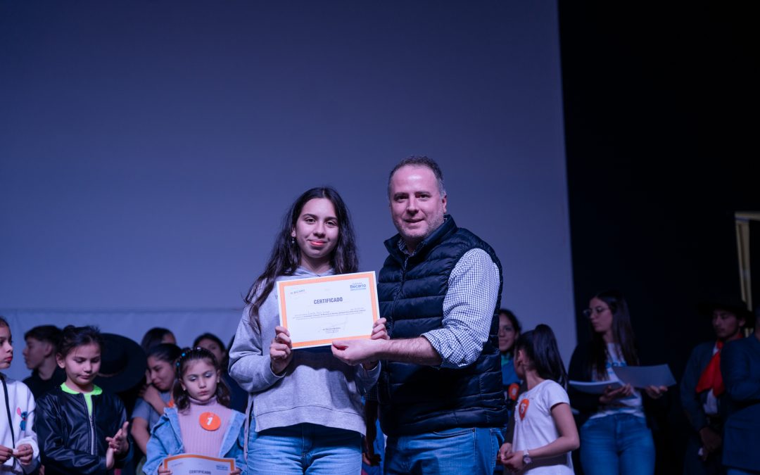 En Federación el Becario entregó nuevas becas culturales a estudiantes